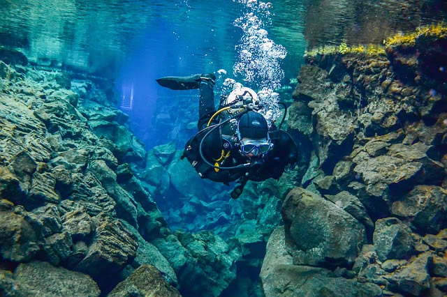 Faire de la plongée sous-marine à Silfra en Islande